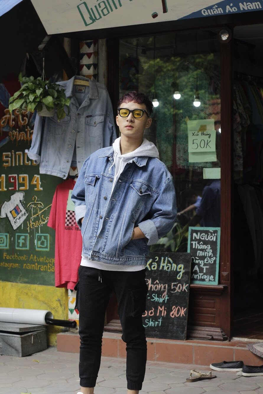 Gương mặt tỏ ra cool ngầu nhưng lại là một chàng trai ấm áp, thân thiện. Vẻ ngoài trẻ con siêu đáng yêu của cậu bạn 9x. Gương mặt tỏ ra cool ngầu nhưng lại là một chàng trai ấm áp, thân thiện. Vẻ ngoài trẻ con siêu đáng yêu của cậu bạn 9x.