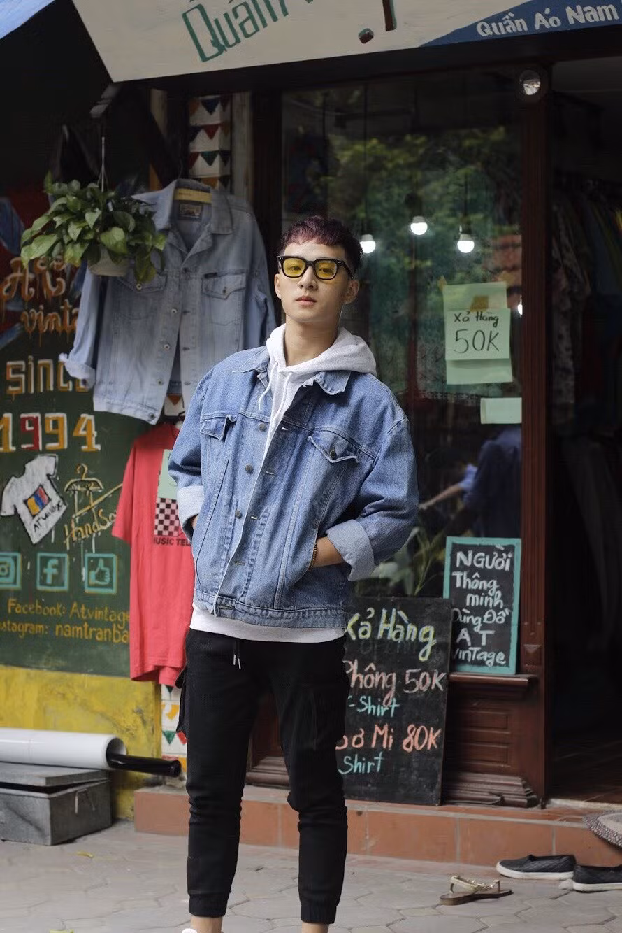 Gương mặt tỏ ra cool ngầu nhưng lại là một chàng trai ấm áp, thân thiện. Vẻ ngoài trẻ con siêu đáng yêu của cậu bạn 9x.