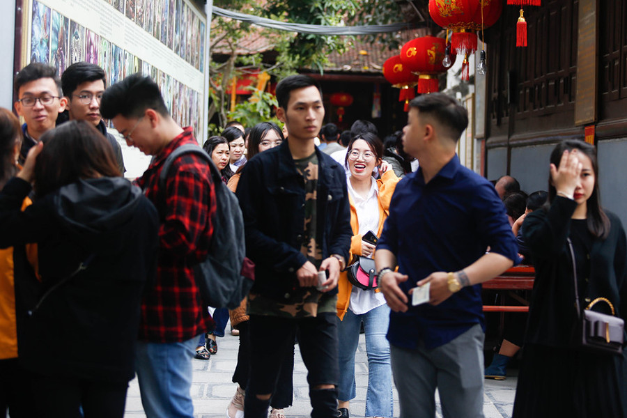 Nam thanh nữ tú đến chùa Hà xin thoát ế tăng đột biến ngày Valentine ảnh 1 Nam thanh nu tu den chua Ha xin thoat e tang dot bien vao Valentine hinh anh 1