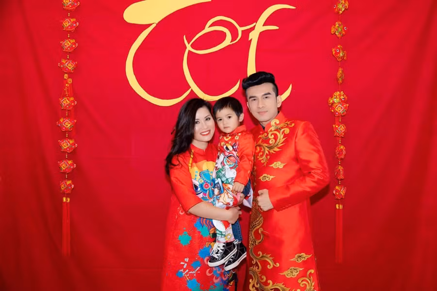 dan truong va ba xa doanh nhan lan dau lam viec nay sau 6 nam ket hon hinh anh 1