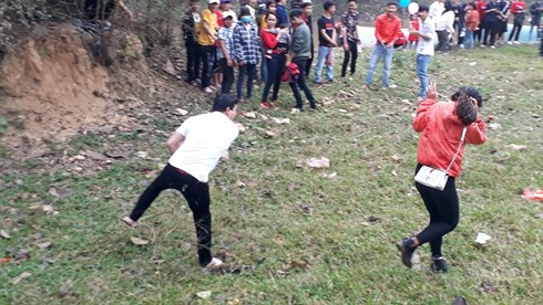 Chợ phiên mỗi năm họp duy nhất một lần: “Choảng” nhau càng to, càng may mắn ảnh 17