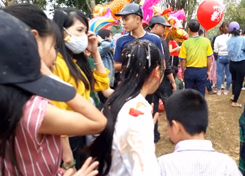 Chợ phiên mỗi năm họp duy nhất một lần: “Choảng” nhau càng to, càng may mắn ảnh 19