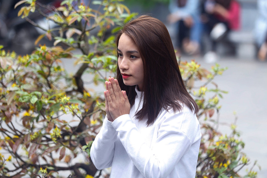 Nam thanh nữ tú đến chùa Hà xin thoát ế tăng đột biến ngày Valentine ảnh 4 Nam thanh nu tu den chua Ha xin thoat e tang dot bien vao Valentine hinh anh 4