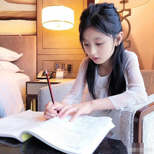 Tiểu mỹ nhân 9 tuổi khiến con trai đại gia BĐS giàu nhất Châu Á phải khen ngợi ảnh 4 tieu my nhan 9 tuoi khien con trai dai gia bds giau nhat chau a cung phai chu y - 4