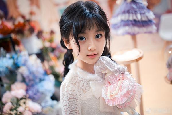 Tiểu mỹ nhân 9 tuổi khiến con trai đại gia BĐS giàu nhất Châu Á phải khen ngợi ảnh 5 tieu my nhan 9 tuoi khien con trai dai gia bds giau nhat chau a cung phai chu y - 5