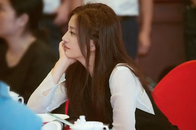 Hình ảnh thời thiếu nữ của Triệu Vy ăn đứt mỹ nhân cằm Vline bây giờ