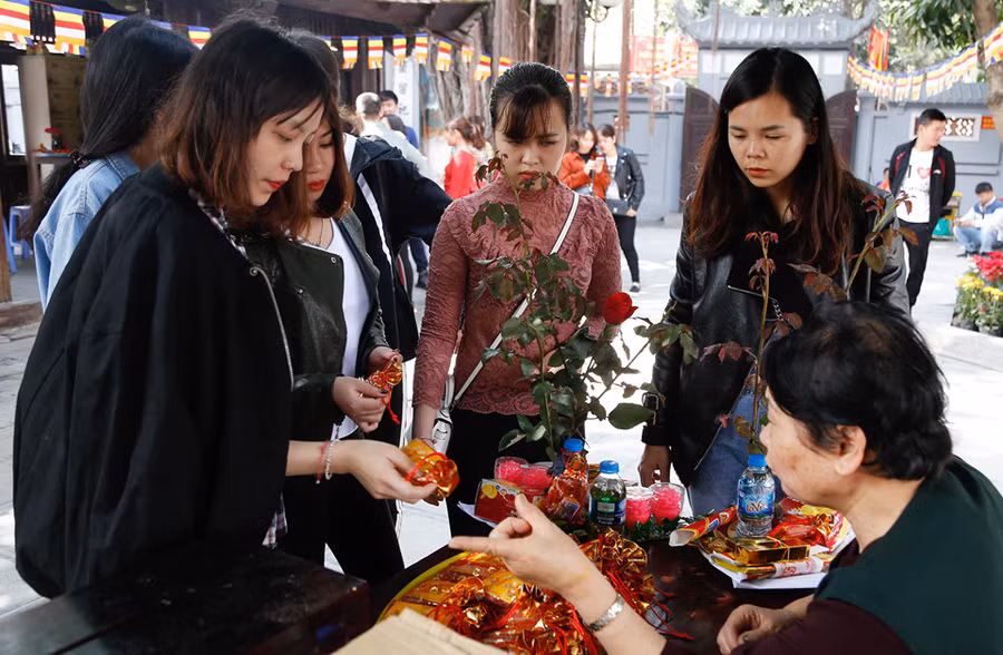 Nam thanh nu tu den chua Ha xin thoat e tang dot bien vao Valentine hinh anh 7