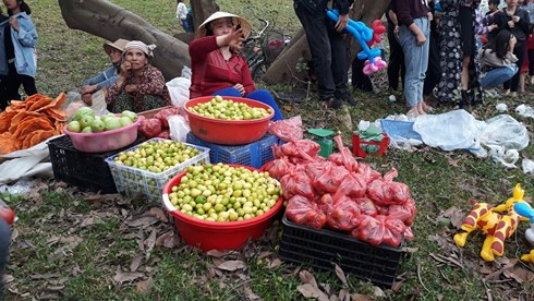 Chợ phiên mỗi năm họp duy nhất một lần: “Choảng” nhau càng to, càng may mắn ảnh 3
