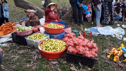 Chợ phiên mỗi năm họp duy nhất một lần: “Choảng” nhau càng to, càng may mắn ảnh 3