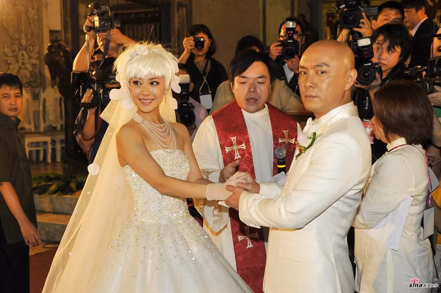 Những cặp sao yêu trong phim của Kim Dung, kết hôn ở ngoài đời hình ảnh 3 Nhung cap sao yeu trong phim cua Kim Dung, ket hon o ngoai doi hinh anh 3