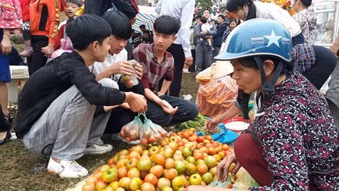 Chợ phiên mỗi năm họp duy nhất một lần: “Choảng” nhau càng to, càng may mắn ảnh 13