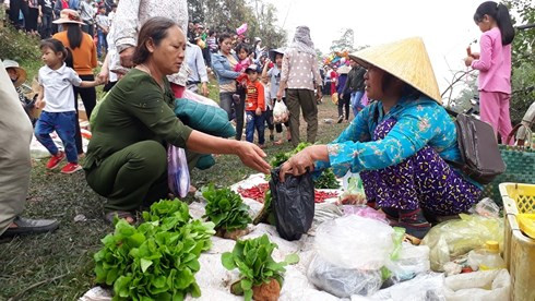 Chợ phiên mỗi năm họp duy nhất một lần: “Choảng” nhau càng to, càng may mắn ảnh 2