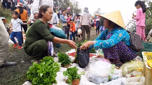 Chợ phiên mỗi năm họp duy nhất một lần: “Choảng” nhau càng to, càng may mắn ảnh 2
