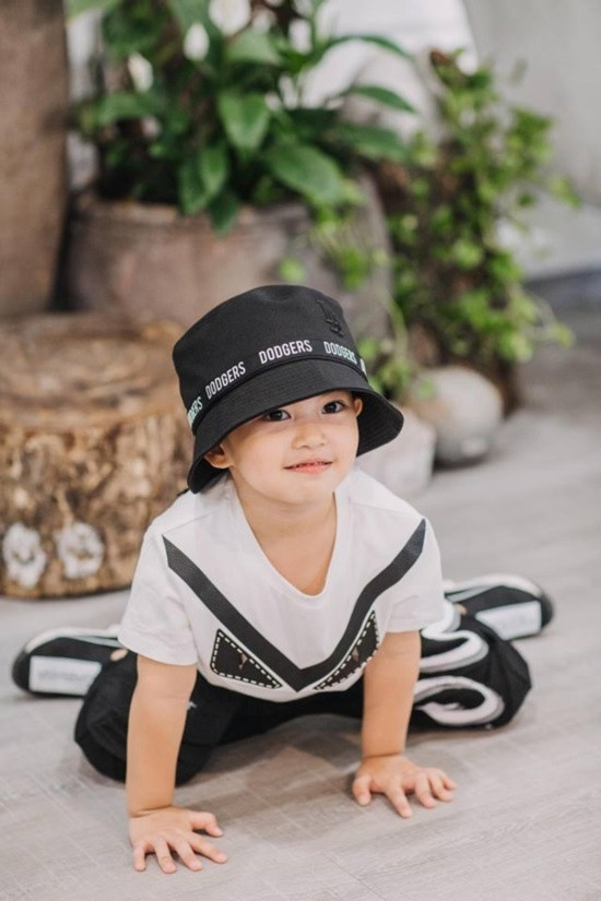 Mới 3 tuổi, con trai Khánh Thi sở hữu bộ sưu tập đồ hiệu cả trăm triệu đồng ảnh 4 Mới 3 tuổi, con trai Khánh Thi sở hữu bộ sưu tập đồ hiệu cả trăm triệu đồng ảnh 4