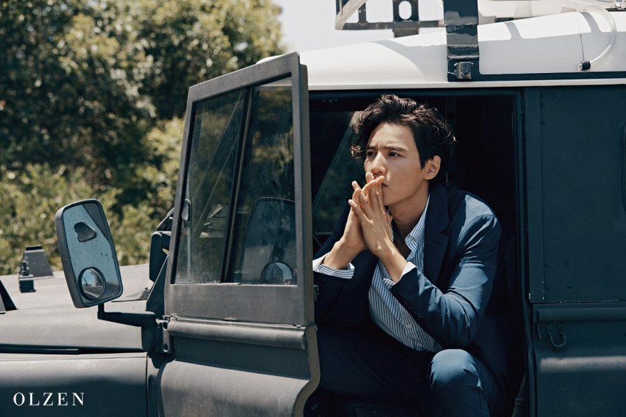 10 năm không đóng phim, Won Bin vẫn gây bão mạng chỉ vì gương mặt như tượng thần điêu khắc trên bìa tạp chí - Ảnh 4. 10 năm không đóng phim, Won Bin vẫn gây bão mạng chỉ vì gương mặt như tượng thần điêu khắc trên bìa tạp chí - Ảnh 4.