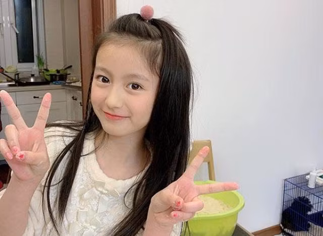 Tiểu mỹ nhân 9 tuổi khiến con trai đại gia BĐS giàu nhất Châu Á phải khen ngợi