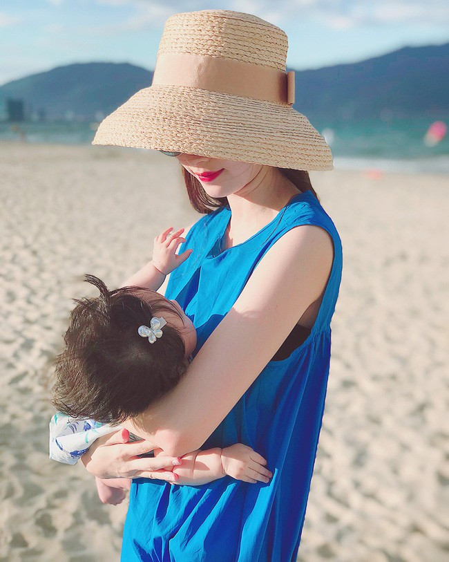 Chưa tròn 1 tuổi mà ba tiểu công chúa nhà sao Việt đã được dự đoán xinh đẹp, sành điệu hơn cả mẹ - Ảnh 8. Chưa tròn 1 tuổi mà ba tiểu công chúa nhà sao Việt đã được dự đoán xinh đẹp, sành điệu hơn cả mẹ - Ảnh 8.