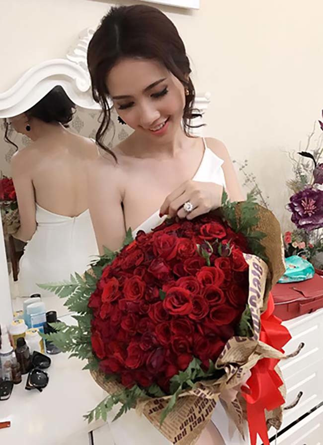 Hoa hậu vừa được bạn trai về tận quê Tiền Giang tặng nhẫn 5,5 tỷ giàu cỡ nào? ảnh 6 Hoa hậu vừa được bạn trai về tận quê Tiền Giang tặng nhẫn 5,5 tỷ giàu cỡ nào?-6