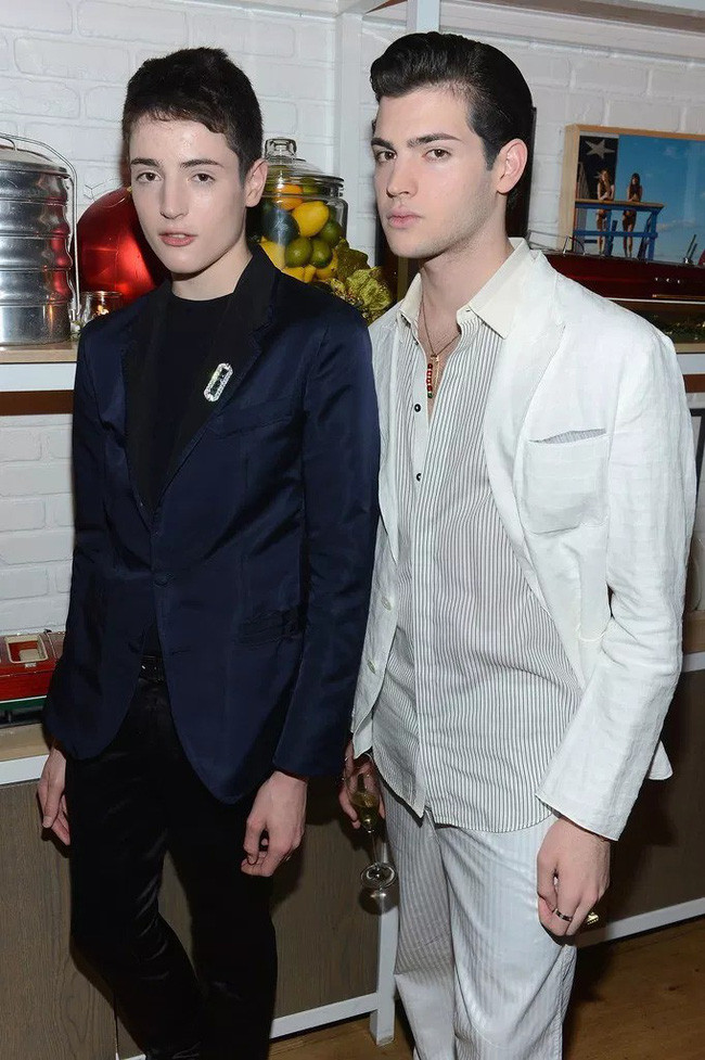 Cặp anh em mệnh danh “Hoàng tử mới chốn thị thành: Con nhà tỷ phú nhưng chọn nối nghiệp mẹ và cuộc sống xa hoa như vương giả - Ảnh 2. Cặp anh em mệnh danh “Hoàng tử mới chốn thị thành: Con nhà tỷ phú nhưng chọn nối nghiệp mẹ và cuộc sống xa hoa như vương giả - Ảnh 2.