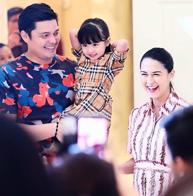 Con gái của họ - bé Maria Letizia - thường được gọi là Zia, nhưng đã là sao nhí được yêu thích tại Philippines nhờ thừa hưởng nhan sắc tuyệt đẹp của cha mẹ. Trong buổi tiệc, Zia còn hát tặng mẹ ca khúc Một triệu điều ước. Con gai 4 tuoi cua