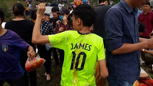 Chợ phiên mỗi năm họp duy nhất một lần: “Choảng” nhau càng to, càng may mắn ảnh 18