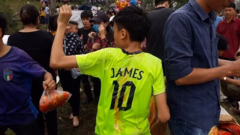 Chợ phiên mỗi năm họp duy nhất một lần: “Choảng” nhau càng to, càng may mắn ảnh 18