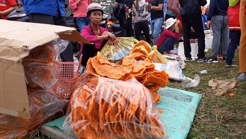 Chợ phiên mỗi năm họp duy nhất một lần: “Choảng” nhau càng to, càng may mắn ảnh 9