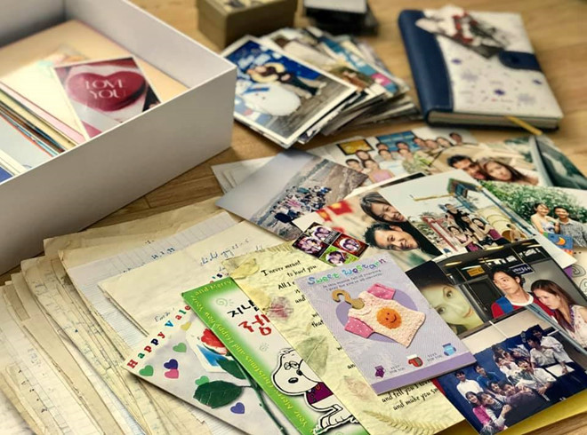 "Vào buổi chiều của ngày lễ Tình nhân, cô gái vẫn cắm cúi dọn dẹp ngôi nhà còn lộn xộn sau sửa chữa. Mở ngăn kéo tủ góc phòng, nơi chiếc hộp ký ức đã phủ bụi mờ trắng, cô lấy khăn ẩm lau một lượt. Dừng lại vài giây, cô thuận tay lật mở từng trang rực rỡ. Đã 20 năm rồi, kể từ ngày cô bắt đầu lưu vào đây những ký ức đẹp đẽ", Đan Lê viết về chiếc hộp kỷ niệm tình yêu của cô và Khải Anh một cách rất văn chương. Dan Le ke ve hanh trinh yeu Khai Anh 20 nam, chia tay va tai hop hinh anh 1