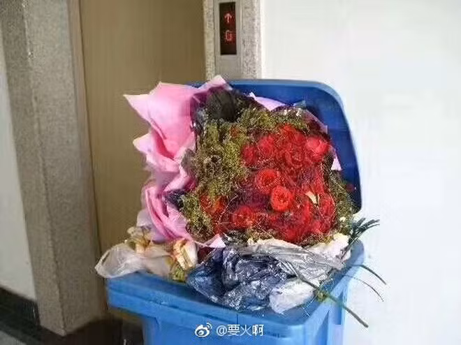 Ảnh: Đến thùng rác cũng có hoa ngày Valentine còn đội ế thì không