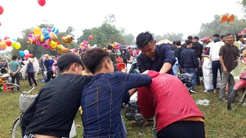 Chợ phiên mỗi năm họp duy nhất một lần: “Choảng” nhau càng to, càng may mắn ảnh 14