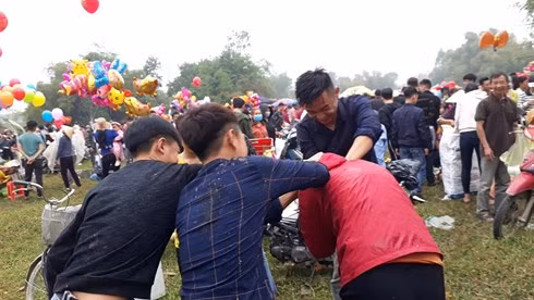 Chợ phiên mỗi năm họp duy nhất một lần: “Choảng” nhau càng to, càng may mắn ảnh 14