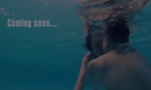 Dương Yến Ngọc say đắm khóa môi bạn trai kém 12 tuổi dưới hồ bơi