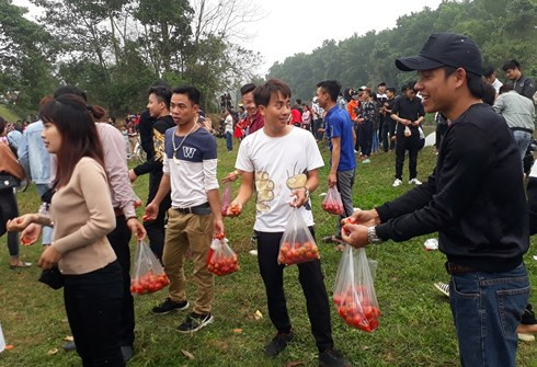 Chợ phiên mỗi năm họp duy nhất một lần: “Choảng” nhau càng to, càng may mắn ảnh 15