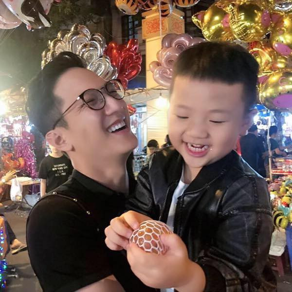 3 ông bố sao Việt vẫn làm tròn trách nhiệm, luôn chăm sóc con ân cần dù đã ly hôn với vợ - Ảnh 8. 3 ông bố sao Việt vẫn làm tròn trách nhiệm, luôn chăm sóc con ân cần dù đã ly hôn với vợ - Ảnh 8.