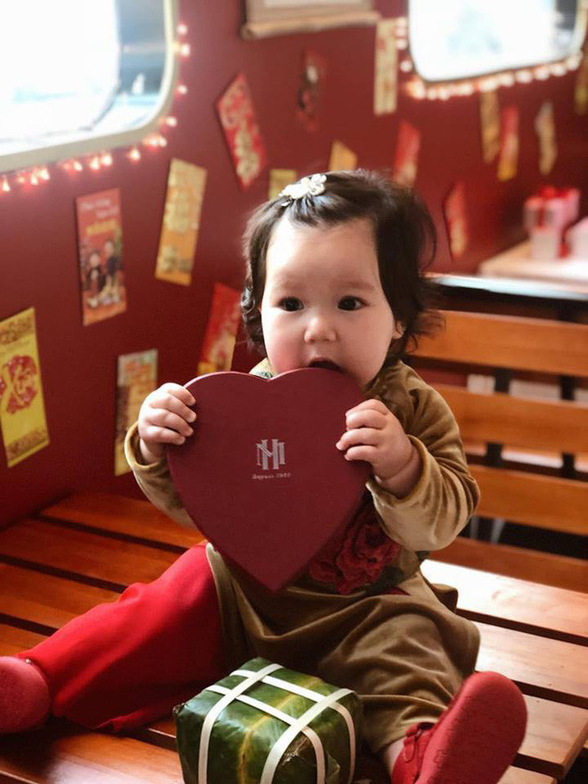 Chưa tròn 1 tuổi mà ba tiểu công chúa nhà sao Việt đã được dự đoán xinh đẹp, sành điệu hơn cả mẹ - Ảnh 9. Chưa tròn 1 tuổi mà ba tiểu công chúa nhà sao Việt đã được dự đoán xinh đẹp, sành điệu hơn cả mẹ - Ảnh 9.