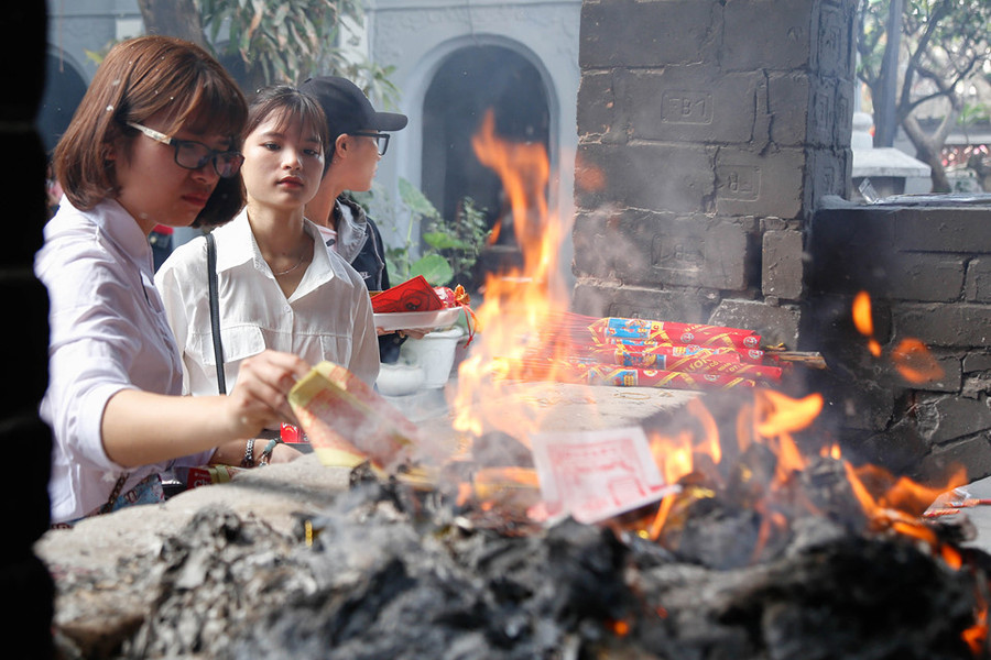 Nam thanh nữ tú đến chùa Hà xin thoát ế tăng đột biến ngày Valentine ảnh 12 Nam thanh nu tu den chua Ha xin thoat e tang dot bien vao Valentine hinh anh 12