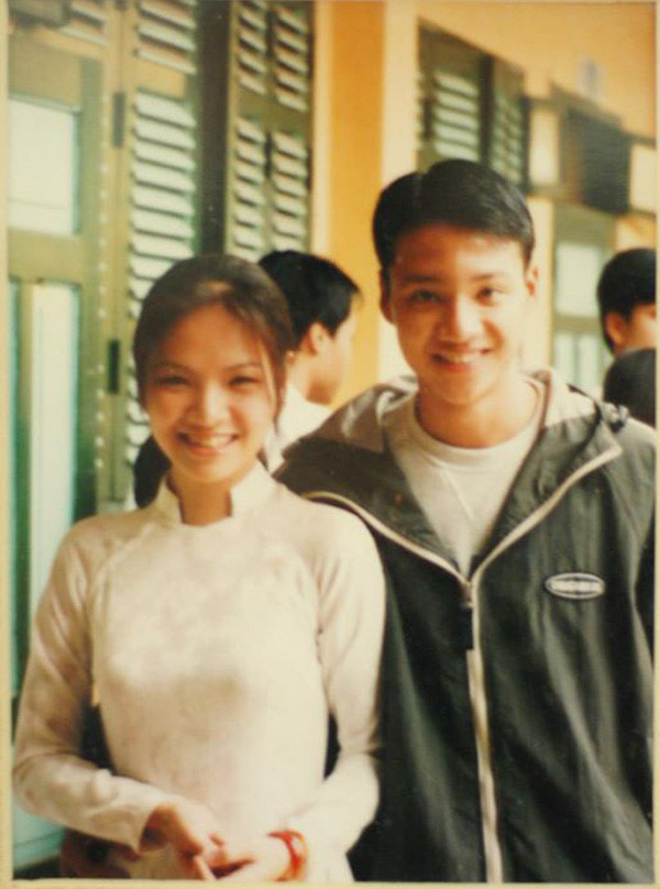 Đan Lê và Khải Anh yêu nhau từ thời còn là học sinh THPT Thăng Long, Hà Nội. Xinh trai đẹp gái và đều giỏi giang, họ là cặp tình nhân nổi tiếng không kém các hot boy, hot girl thời nay. Đan Lê kể cô và chồng gặp nhau ở đội văn nghệ trường năm 1998, làm bạn với nhau rồi trở thành người yêu vào mùa Valentine năm 1999. Dan Le ke ve hanh trinh yeu Khai Anh 20 nam, chia tay va tai hop hinh anh 2