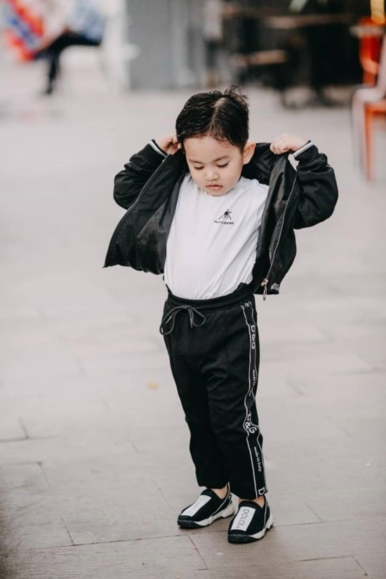 Mới 3 tuổi, con trai Khánh Thi sở hữu bộ sưu tập đồ hiệu cả trăm triệu đồng ảnh 5 Mới 3 tuổi, con trai Khánh Thi sở hữu bộ sưu tập đồ hiệu cả trăm triệu đồng ảnh 5