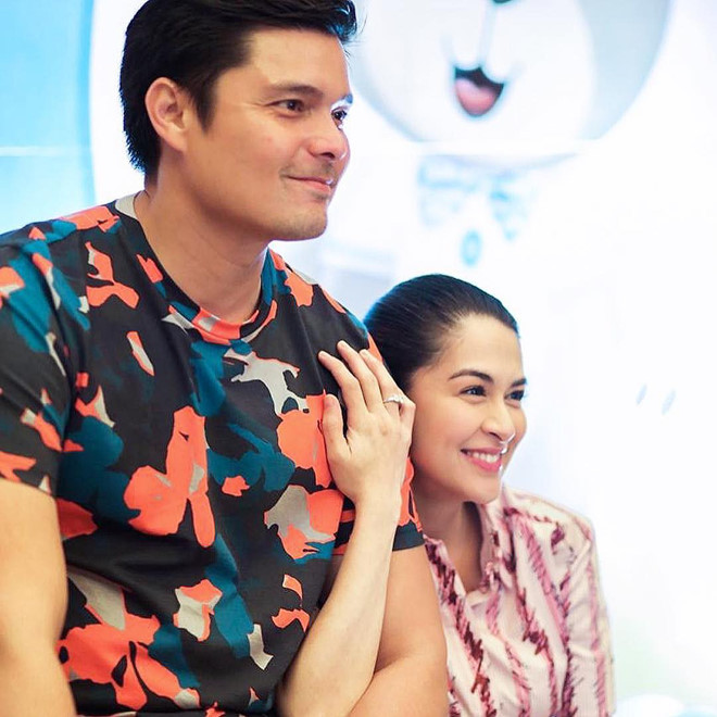 Marian Rivera được mệnh danh là "mỹ nhân đẹp nhất Philippines", cũng là nữ diễn viên nổi tiếng nhất đất nước này. Không những vậy, cô còn kết hôn với tài tử Dingdong Dantes cũng là sao hạng A. Cả hai được coi là cặp "tiên đồng ngọc nữ" của làng giải trí Philippines. Con gai 4 tuoi cua