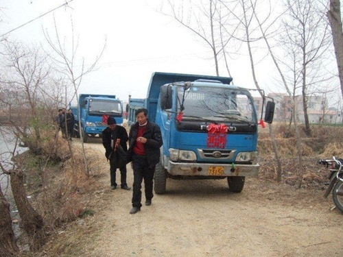 Của hồi môn đầy 5 xe tải, cô dâu này khiến ai cũng phải ghen tị ảnh 1 Của hồi môn mà gia đình này chuẩn bị cho cô dâu chất 5 xe tải cũng không đủ.