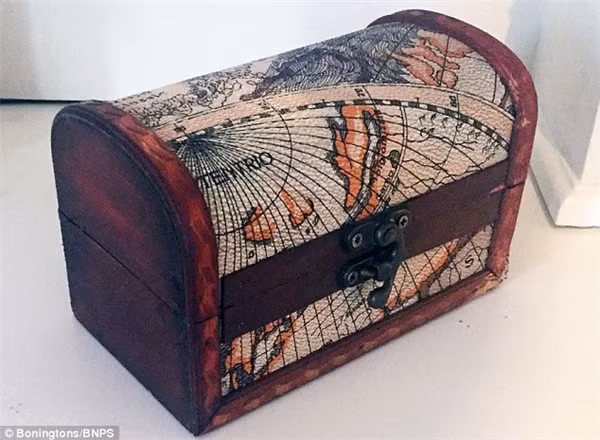 Người đàn ông này đã chia sẻ rằng, sau khi mua rương về, anh đã tặng con trai tất cả những thứ đồ chơi mà mình từng nghịch cách đây 30 năm.