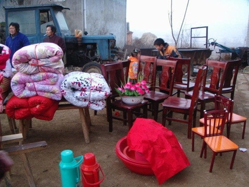 Của hồi môn đầy 5 xe tải, cô dâu này khiến ai cũng phải ghen tị ảnh 4 Nhiều đồ như thế này thì bao nhiêu chỗ để cho vừa...