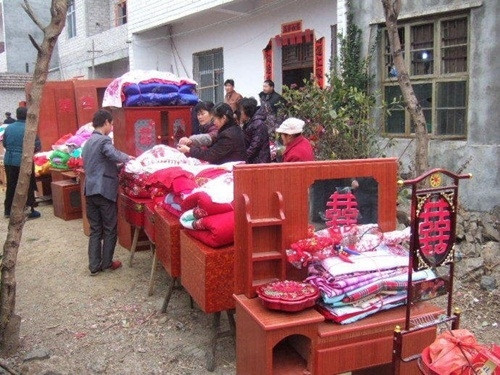 Của hồi môn đầy 5 xe tải, cô dâu này khiến ai cũng phải ghen tị ảnh 2 Chăn ga gối đệm hay bàn trang điểm đều có đủ cả.