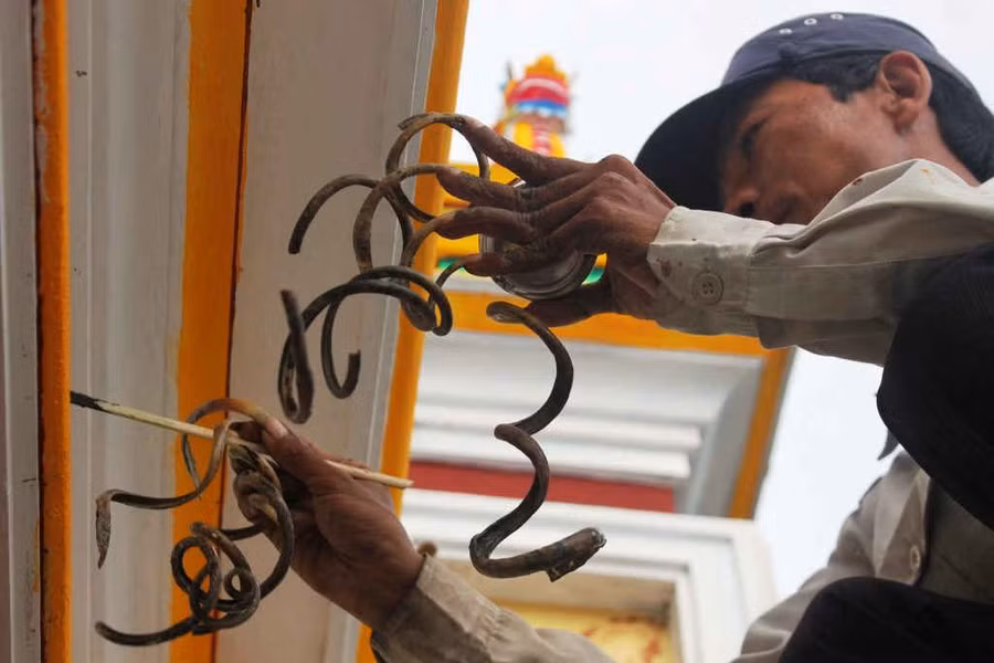 Bộ móng tay dài của ông Huyền đã được nuôi 40 năm nay.