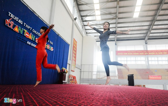 Từng đoạt danh hiệu Hoa khôi Áo dài Đại học Sư phạm Hà Nội, là thành viên gạo cội của Hội Thanh niên vận động hiến máu Hà Nội, cô Liên dễ dàng bắt nhịp và hướng dẫn cho cô giáo khác cùng tập theo. Nữ thạc sĩ 9X trên bục giảng trường học nổi tiếng Hải Dương