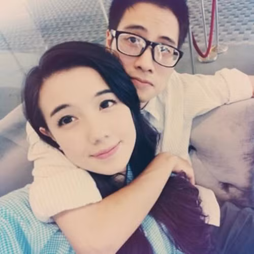 Câu chuyện bắt đầu trở nên ầm ĩ khi Mie Nguyễn tỏ thái độ không vừa lòng với cách cư xử của bạn trai. Cô treo status trên trang cá nhân và chính mẹ của hot girl cũng vào cuộc để bảo vệ con gái.