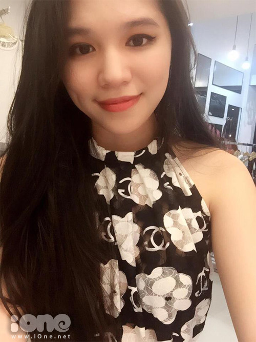 "Mìnhcòn nhớ lần đầu tiên phỏng vấn làm sale assistanttại Topshop. Mìnhrất nhút nhát vì trong cả mộtphòng lớn, chỉ có duy nhất mìnhlà ngườiChâu Á đứng cùng các bạn bản xứ.Vì quá hồi hộp, mìnhtự thu mình lại, ít nói hẳn đi, cứ chờ ai đặt câu hỏi thì trả lời... Và rồi mình cũng không được nhận. Sau đó, mình tiếp tụctrải qua những buổi phỏng vấnkhác tại các nhãn hiệu như Levis, Michael Kors, Phase Eigh... để có thêm kinh nghiệm.Và trời cũng không phụ lòng người, giờ mình cũng là mộtsale assistant tại L’occitane, cũng làmộtngười Châu A duy nhất trong team sale", Nhiên chia sẻ. co-nang-du-hoc-sinh-chan-dai-mat-xinh-nhu-hoa-hau-6