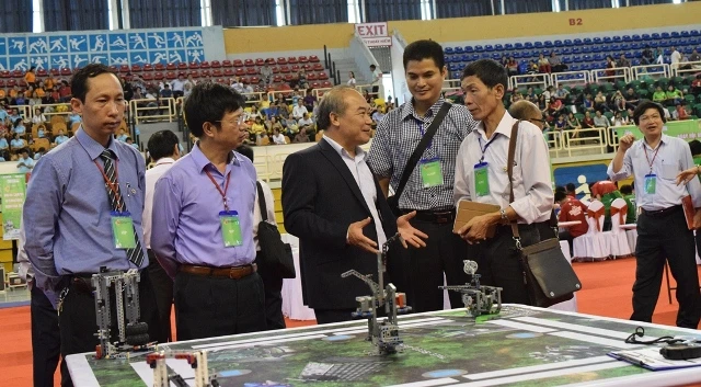 Sôi nổi sân chơi Robothon Quốc tế 2015