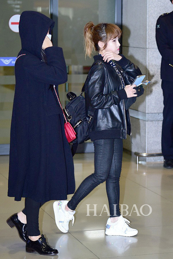 Là tín đồ của phong cách thể thao nên Boram cũng không thể thiếu chiếc áo này. Áo da mang đến sự gọn gàng cho người mặc, rất thích hợp với những nàng có phong cách nhỏ bé. 3-kieu-ao-khoac-sao-han-dien-nhan-nhan-khi-sang-dong-5