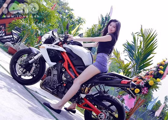 co-nang-du-hoc-sinh-chan-dai-mat-xinh-nhu-hoa-hau-9